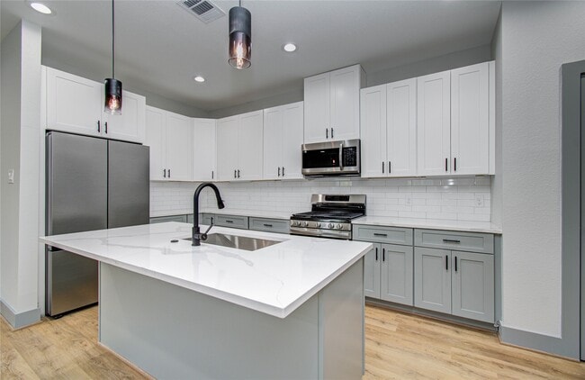 Building Photo - 835 S Victory Dr