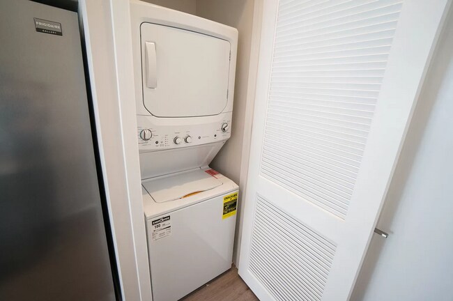 Building Photo - 325 N La Fayette Park Pl