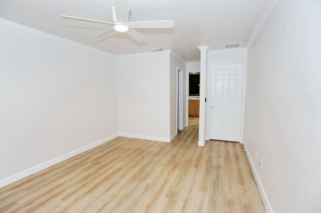 Building Photo - 3 Bedroom Townhouse - $2800/mo - ANNUAL RE...