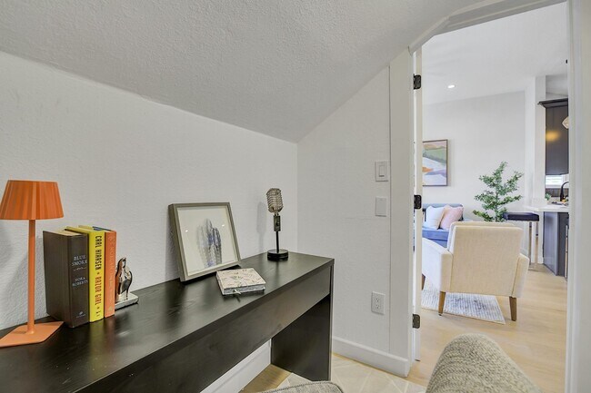 Building Photo - Stylish West Oakland 2/1 Flat - Completely Renovated.