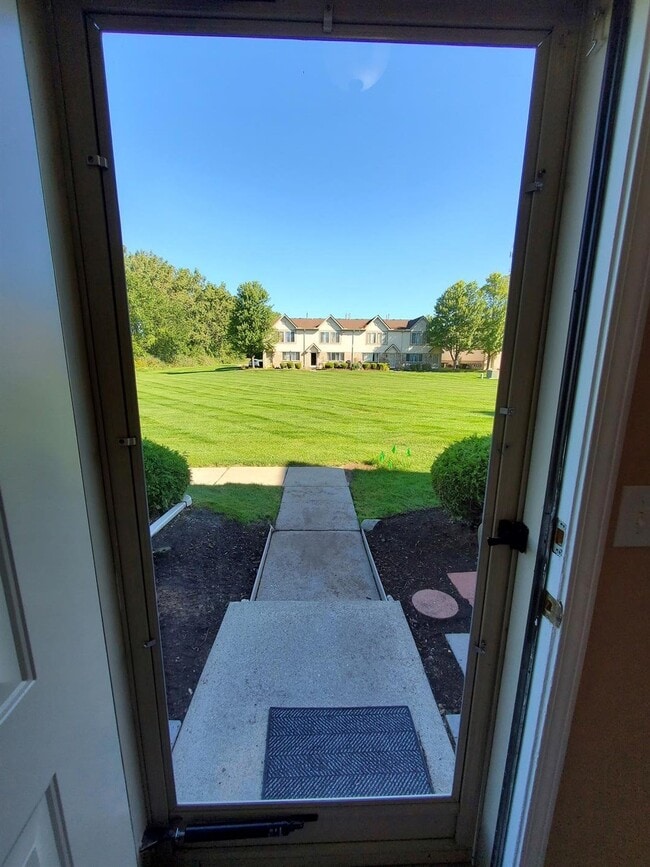 Building Photo - 2 Bedroom, 1.5 Bathroom Townhouse. Large L...