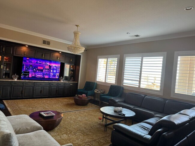 Building Photo - 5 Bedroom Lake Hills home with stunning La...