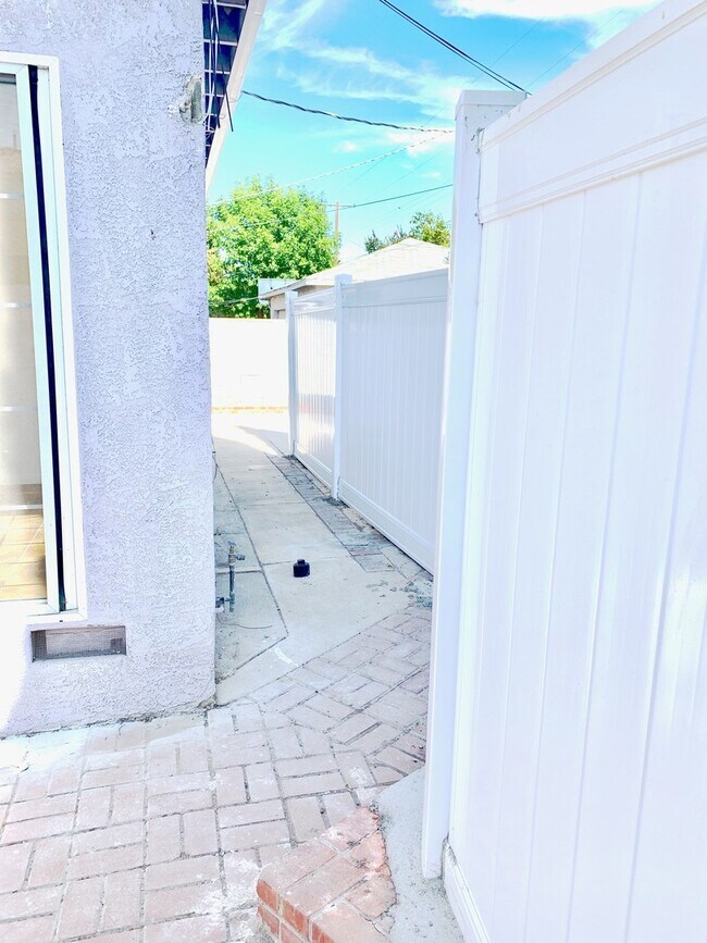 Building Photo - Beautiful 3 Bed + 2 Bath + Den/Office + Backyard