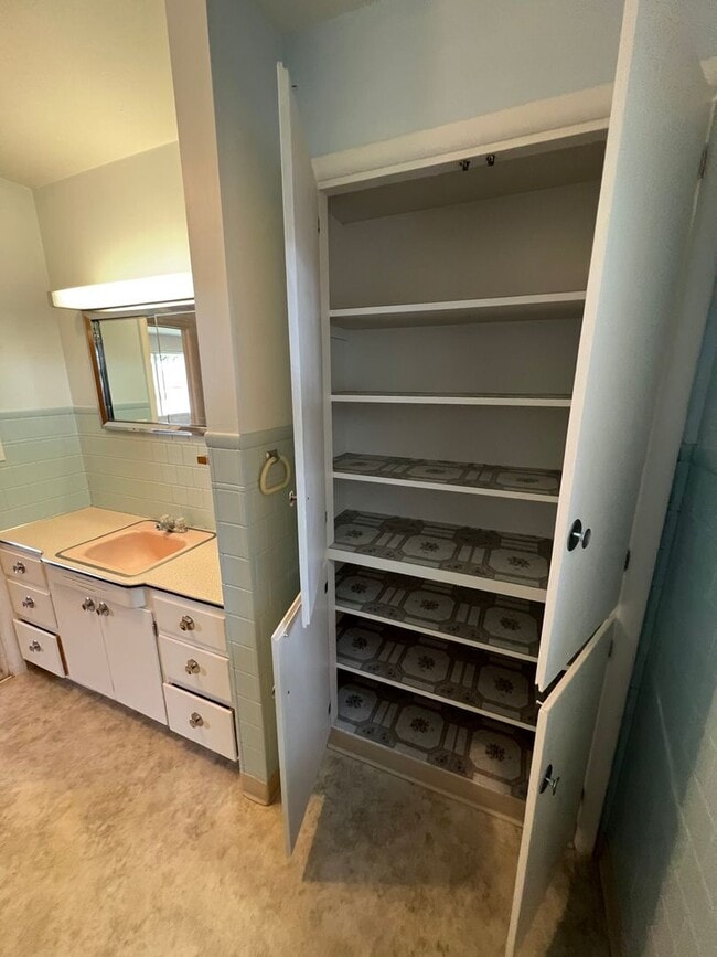 Building Photo - 429 E Pine St