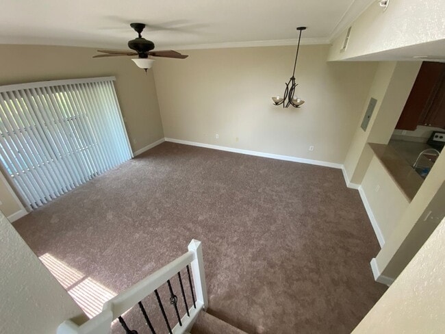 Building Photo - Beautiful Townhouse Style Apartment availa...