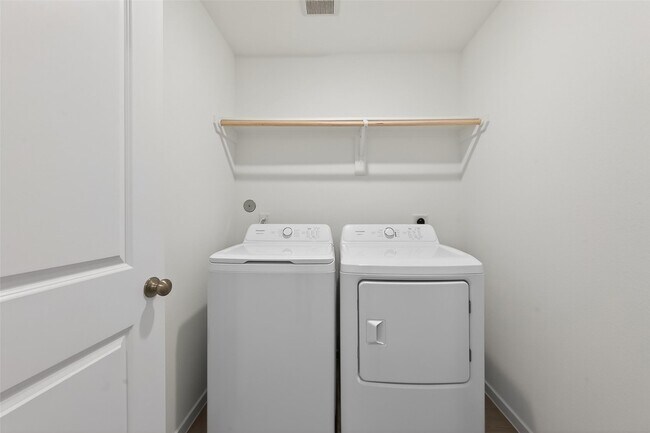 Building Photo - 216 Amy St