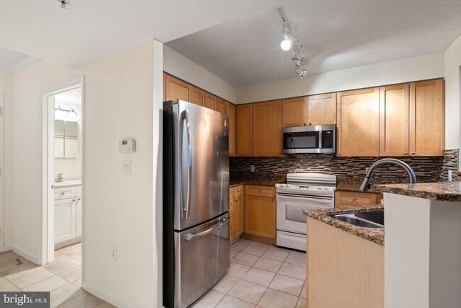 Building Photo - 3101 N Hampton Dr