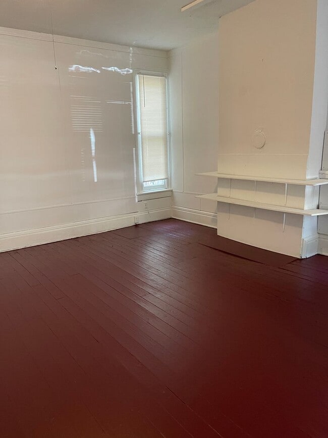 Building Photo - Spacious 4 bdrm/2 bath Home Located in Richmond's Fan District w/Balcony!!  Walking Distance to V...