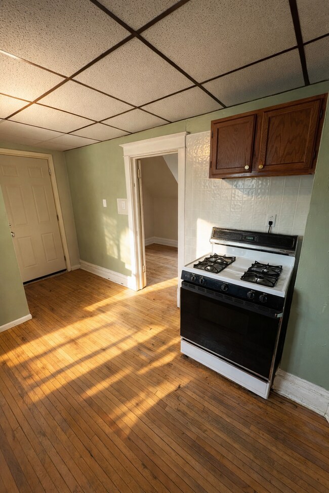 Building Photo - AVAILABLE JUNE - Upper 2 Bed 1 Bath in Billings Park Superior
