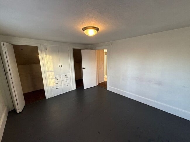 Building Photo - 1615 D St NE