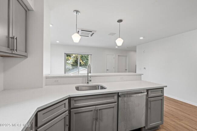 Building Photo - 165 Pavilion Ave