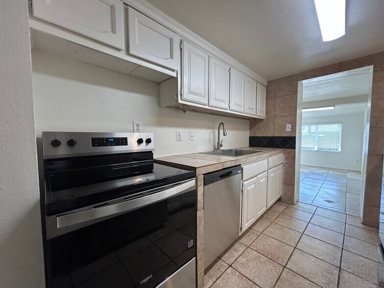 Building Photo - 3062 N 42nd Ave