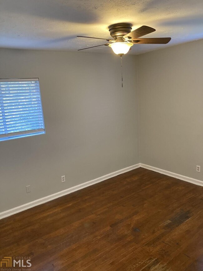 Building Photo - 615 3rd Ave