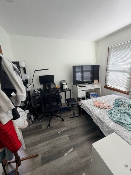 Building Photo - 1780 Le Roy Ave