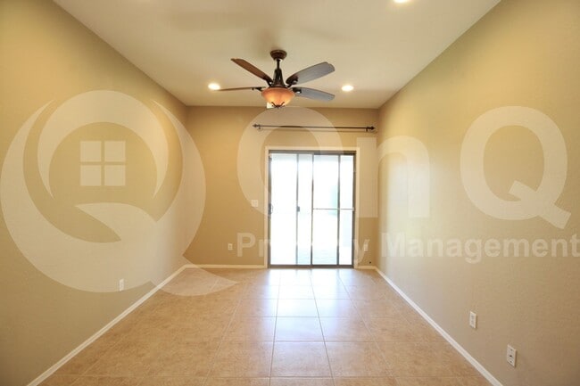 Building Photo - 995 E Blue Spruce Ln