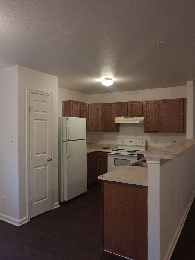 Building Photo - Converse 3 Bedroom Townhouse with Attached One-Car Garage and Large Fenced Backyard