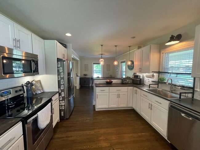 Building Photo - Updated 3 Bedroom Home