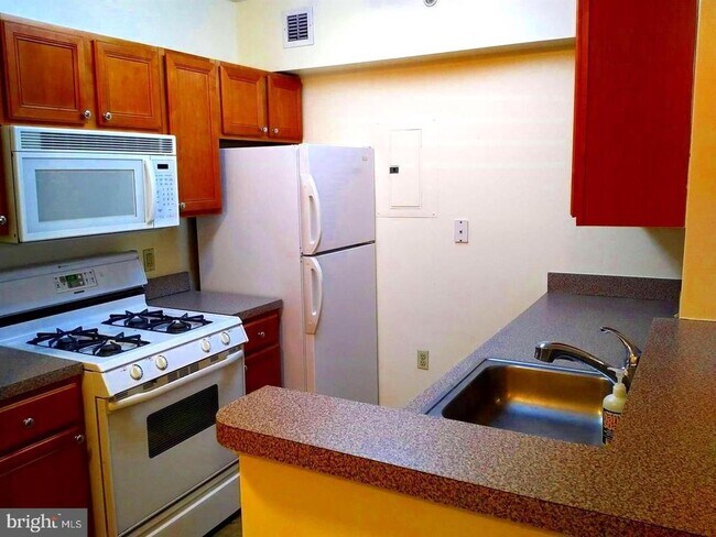 Building Photo - 7111 Woodmont Ave