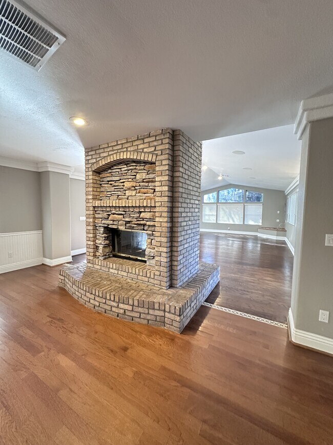 Building Photo - 2123 Deland Ct