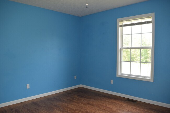 Building Photo - Beautiful 3 Bedroom, 2 Bathroom Home On Mi...
