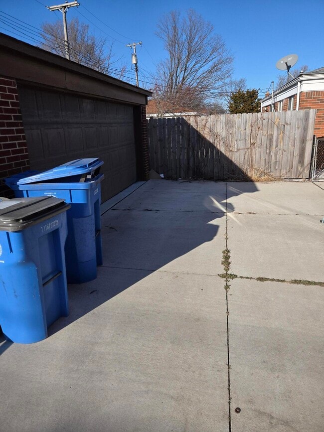 Building Photo - 27294 W Pleasant Ridge Dr