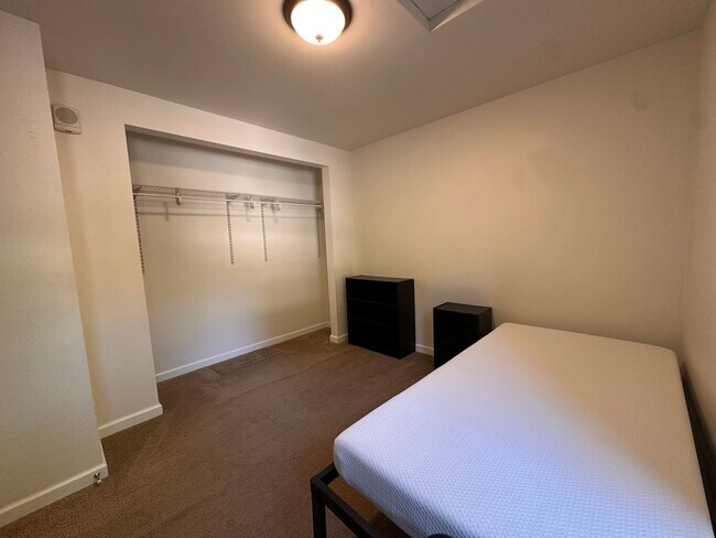 Building Photo - Large UW Apartment available for 2026-2027 school year!