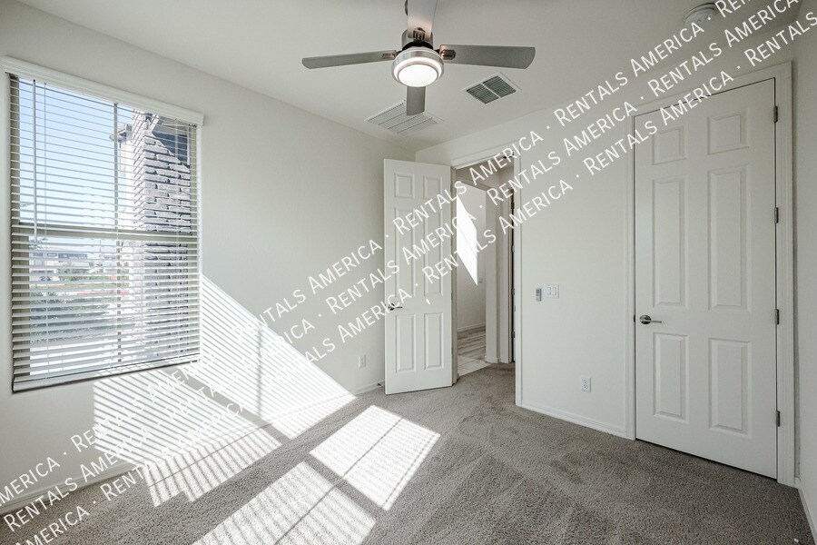 Building Photo - 1095 S Sunset Dr