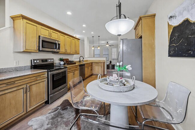 Building Photo - $500 off the first month’s rent! 2 Bed/4 Bath Condo with Detached Garage / Pet-Friendly / Availab...