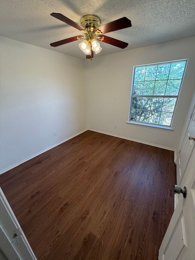 Building Photo - 1013 Shadybrook Ln