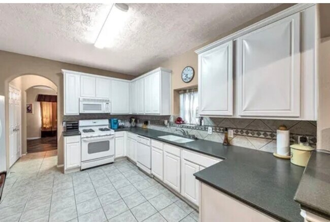 Building Photo - 8007 Blackcherry Ln