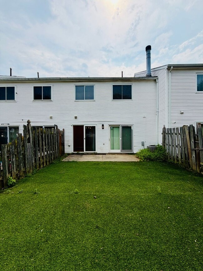 Building Photo - 11 Saffron Dr