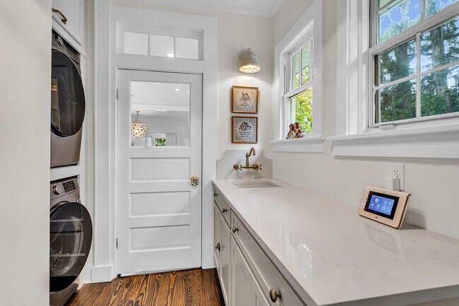 Building Photo - Completely Renovated Charming - 3 bedroom 2 bathroom home - 1108 Bonventure Rd, Savannah GA