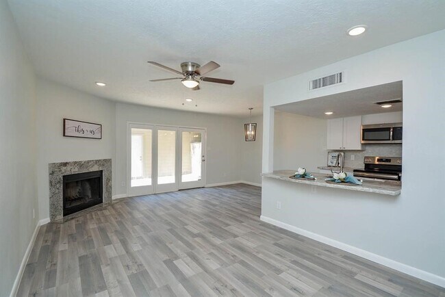 Building Photo - 978 Memorial Village Dr