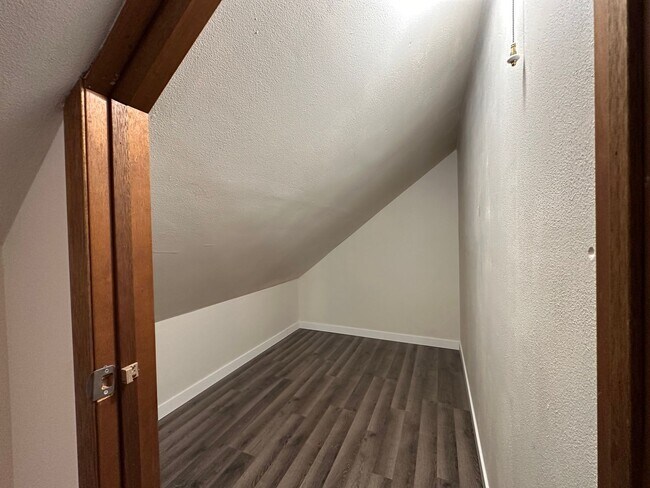 Building Photo - Recently Renovated Single Family Home Avai...