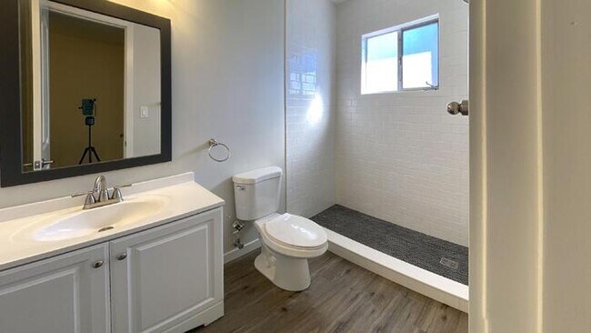 Building Photo - Newly Renovated Spacious 1 Bedroom with Vi...