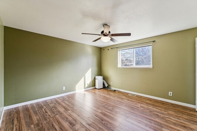 Building Photo - 420 S Five Mile Rd