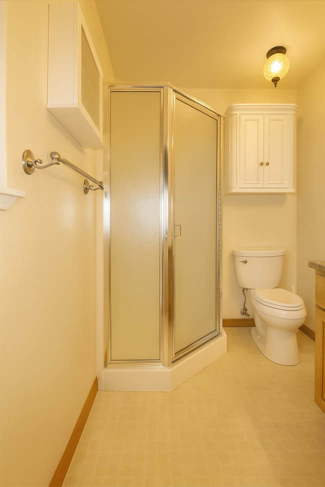 Building Photo - Spacious SW Bend Home on Nearly Half an Ac...