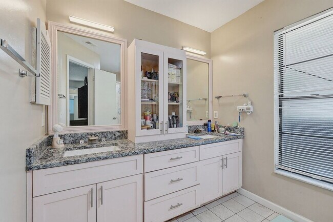 Building Photo - 15846 Country Lake Dr