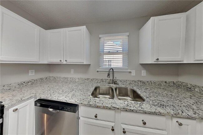 Building Photo - 1050 Augusta Woods Dr