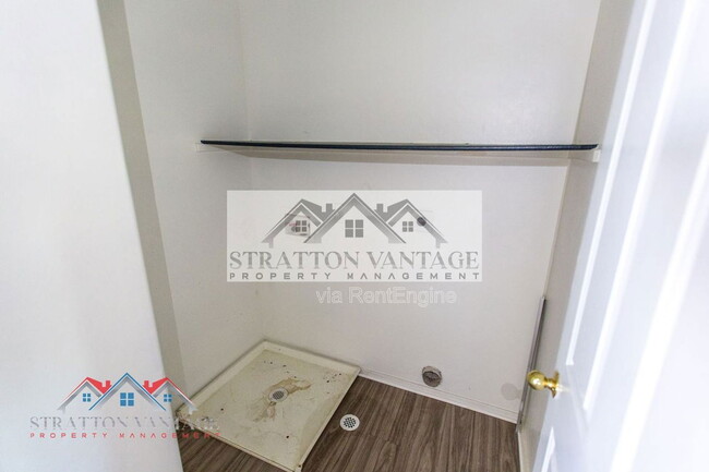 Building Photo - 2185 N Mosley Dr