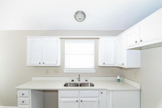 Building Photo - 4931 Chamberlain Ln