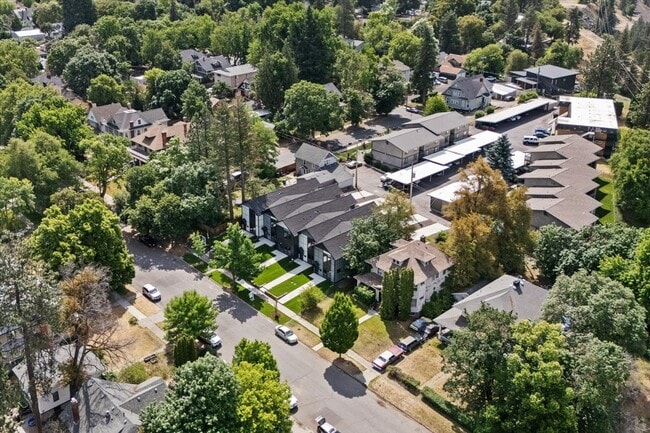 Building Photo - 2015 W 9th Ave