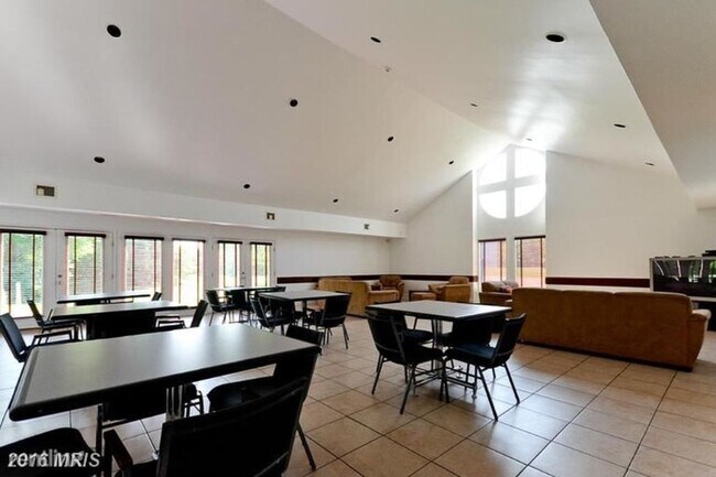 Building Photo - 7984 Copperfield Way