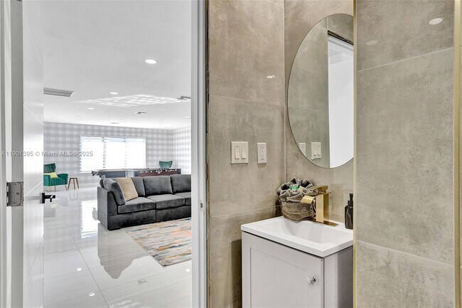 Building Photo - 1141 N North Lake Dr