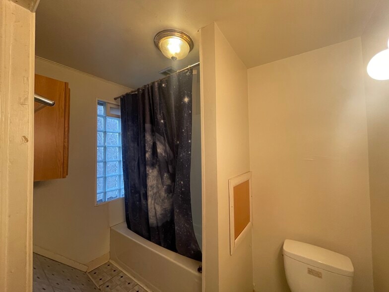 Building Photo - 423 Warwood Ave