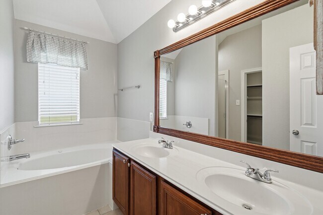 Building Photo - 2506 Barton Springs St