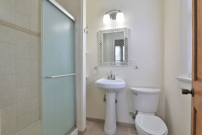 Building Photo - 3 Bedroom , 2 Bath Newly Renovated Townhouse - Right off of High St - FREE Washer / Dryer and Off...