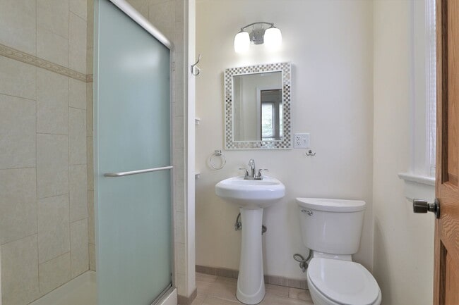 Building Photo - 4 Bedroom , 2 Bath Newly Renovated Townhouse - Right off of High St - FREE Washer / Dryer and Off...