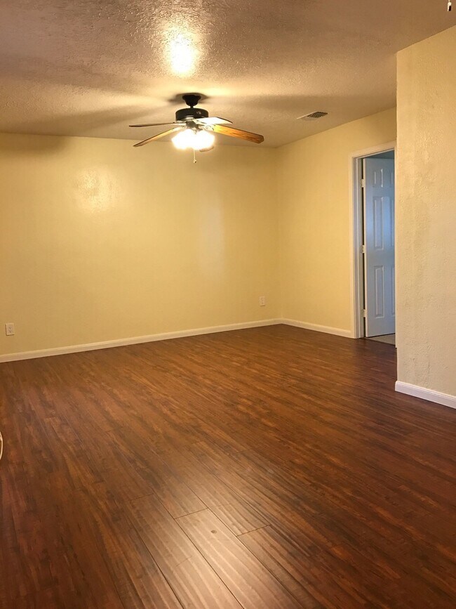 Building Photo - 2118 Endicott Ln