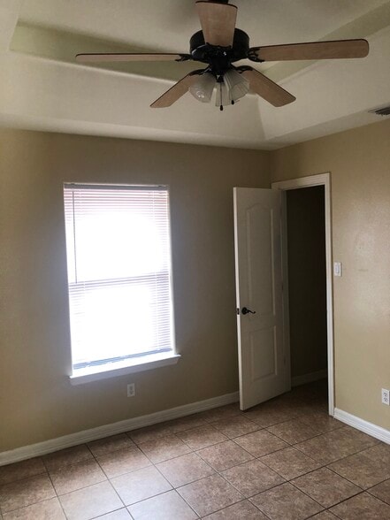 second bedroom - 1204 West Kiwi